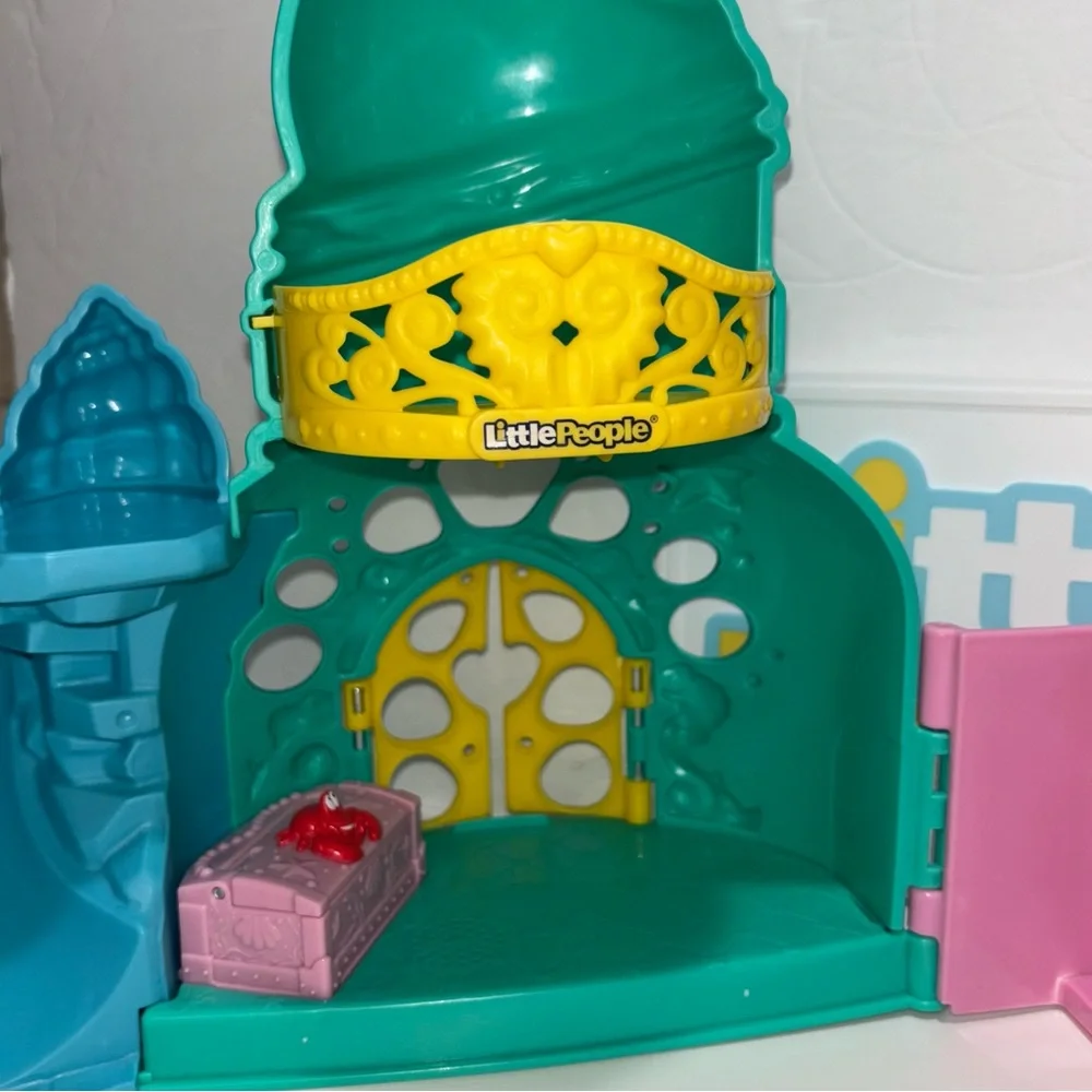 Fisher-Price Little People Disney Ariel Undersea Castle Playset Ariel’s Grotto - Picture 6 of 13